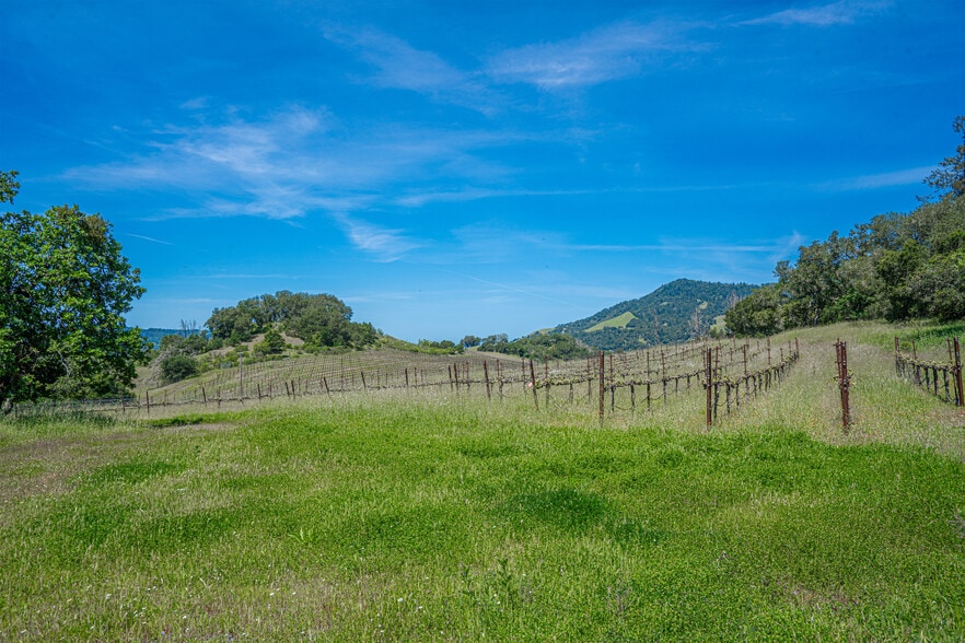 7044 Bennett Valley Rd, Santa Rosa, CA à vendre - Photo du bâtiment - Image 3 de 64