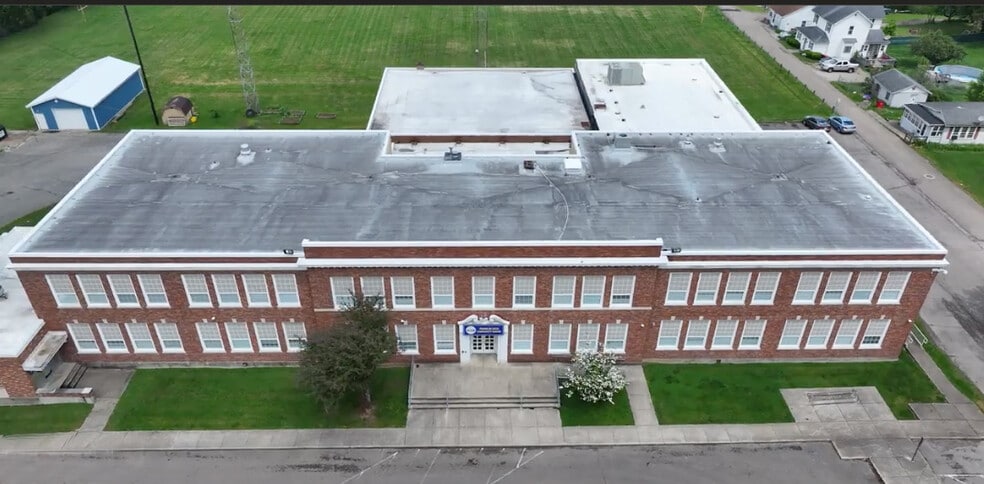 76 W Athens Rd, Roseville, OH for lease - Building Photo - Image 2 of 11