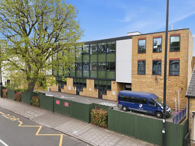 104 Hoppers Rd, London for sale - Building Photo - Image 2 of 16