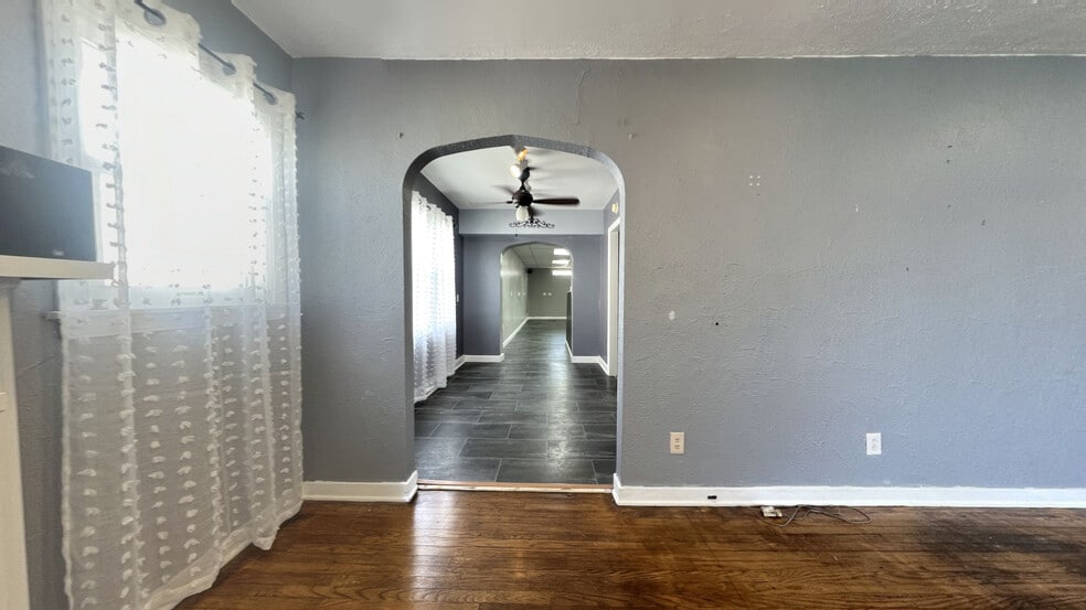 118 Dingess St, Barboursville, WV for sale - Interior Photo - Image 3 of 10