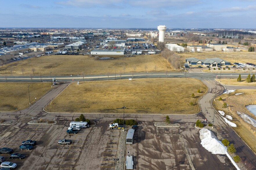 2015 Bassett Dr, Mankato, MN à vendre - Photo du bâtiment - Image 3 de 9