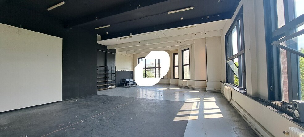 Flex in Paris for lease - Building Photo - Image 2 of 15
