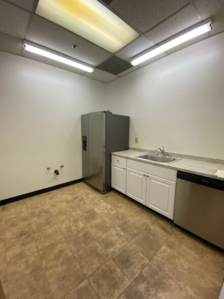970 Terra Bella Ave, Mountain View, CA for lease - Interior Photo - Image 2 of 15