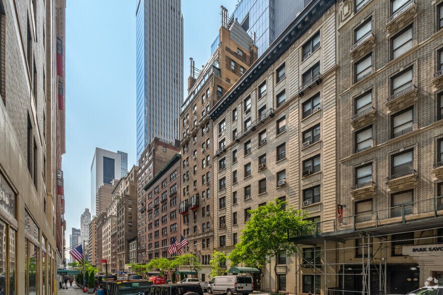 150 W 58th St, New York, NY à louer - Photo du bâtiment - Image 3 de 6