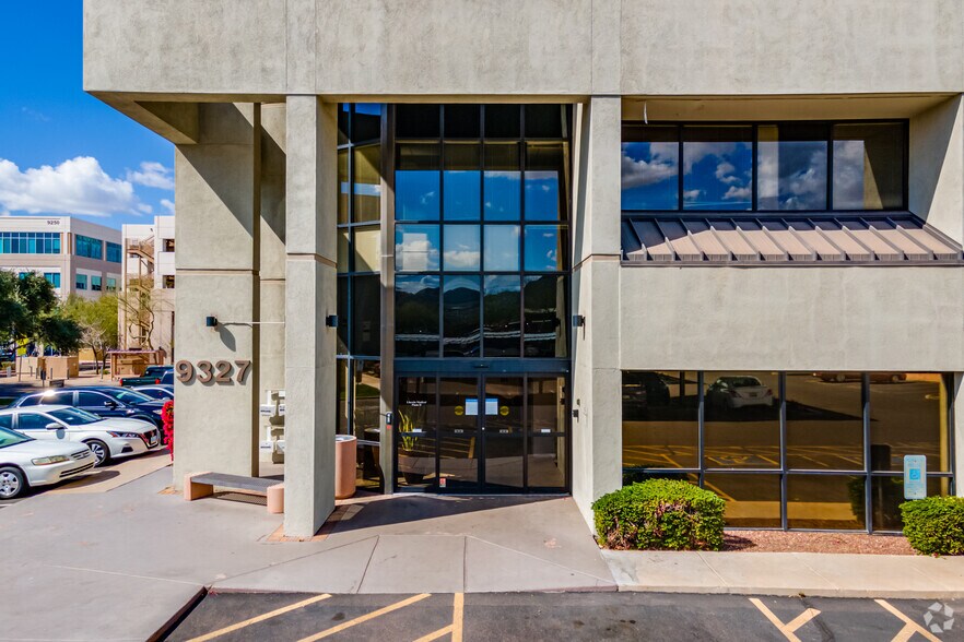 9327 N 3rd St, Phoenix, AZ à louer - Photo du bâtiment - Image 3 de 4