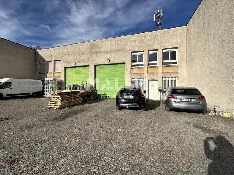 Office in Vénissieux for lease - Building Photo - Image 1 of 8