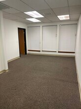 8835 SW Canyon Ln, Portland, OR for lease Interior Photo- Image 2 of 4