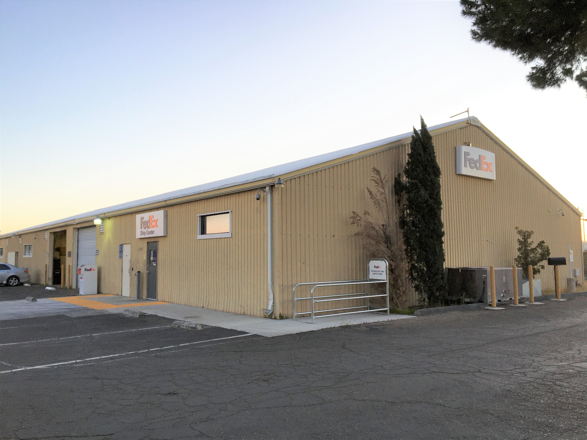 735-737 W Ridgecrest Blvd, Ridgecrest, CA for lease Building Photo- Image 1 of 10