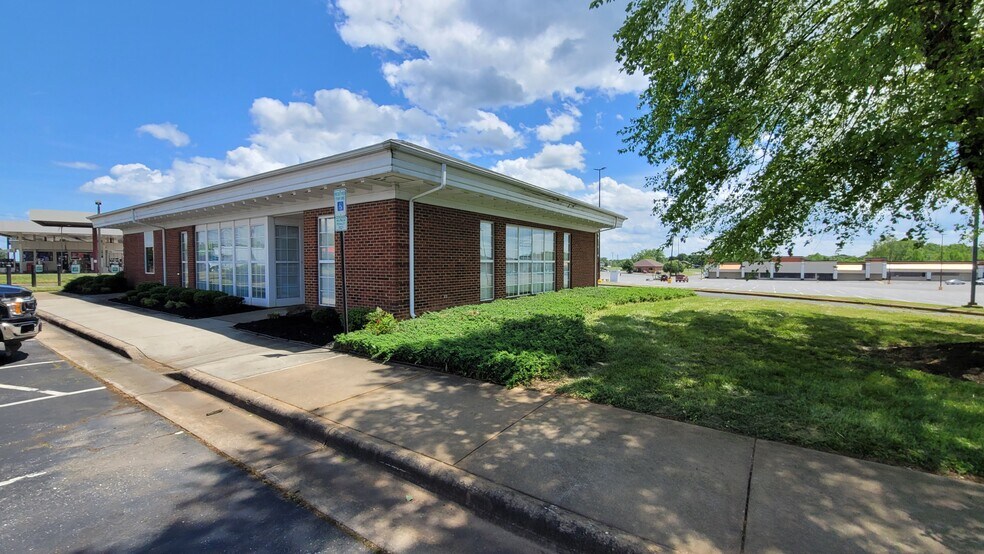 1774 E Dixon Blvd, Shelby, NC à louer - Photo du bâtiment - Image 2 de 12