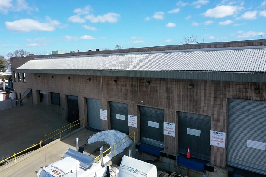 220 Lawrence Ave, Lawrence, NY for lease - Building Photo - Image 2 of 6