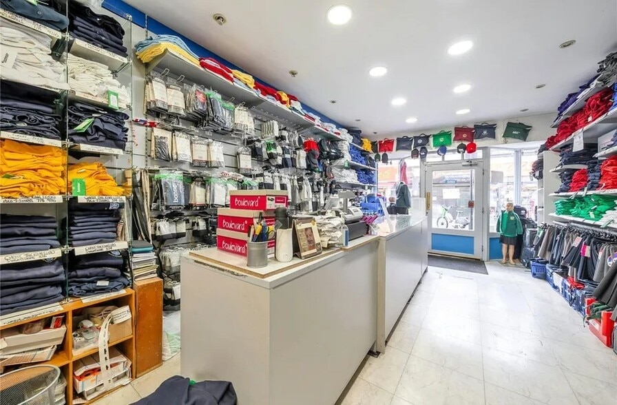 16 Chapel Mark, London for sale - Interior Photo - Image 3 of 9