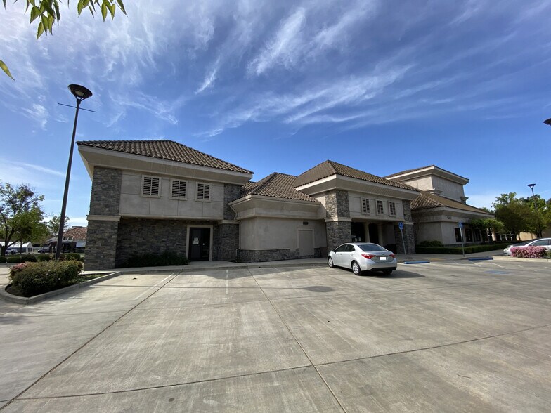 1547 E March Ln, Stockton, CA à louer - Photo du bâtiment - Image 2 de 31