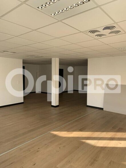 Office in Le Haillan for sale - Building Photo - Image 2 of 10