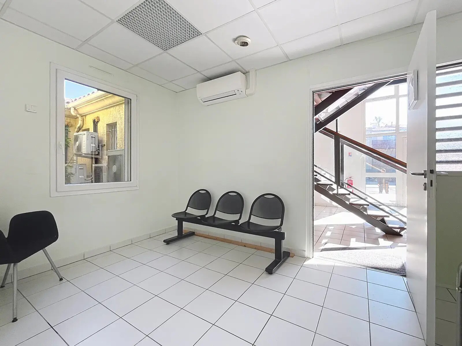 8 Avenue Jean Rioufol, Monteux for lease Interior Photo- Image 1 of 3
