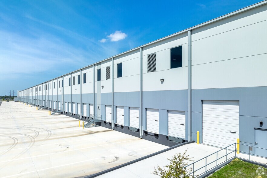 C Fred Jones Blvd, Auburndale, FL à louer - Photo du bâtiment - Image 3 de 9