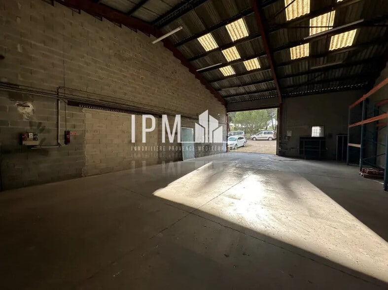Flex in Roquefort-la-Bédoule for lease - Building Photo - Image 3 of 6