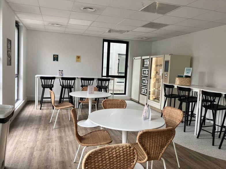 26 Rue Emile Decorps, Villeurbanne for lease - Interior Photo - Image 3 of 18