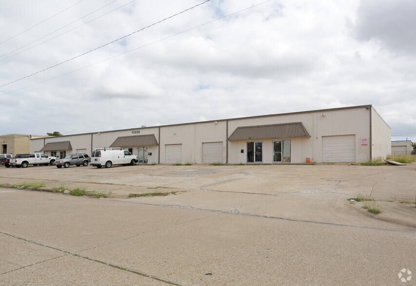 11530 Chairman Dr, Dallas, TX à louer - Photo du bâtiment - Image 2 de 4