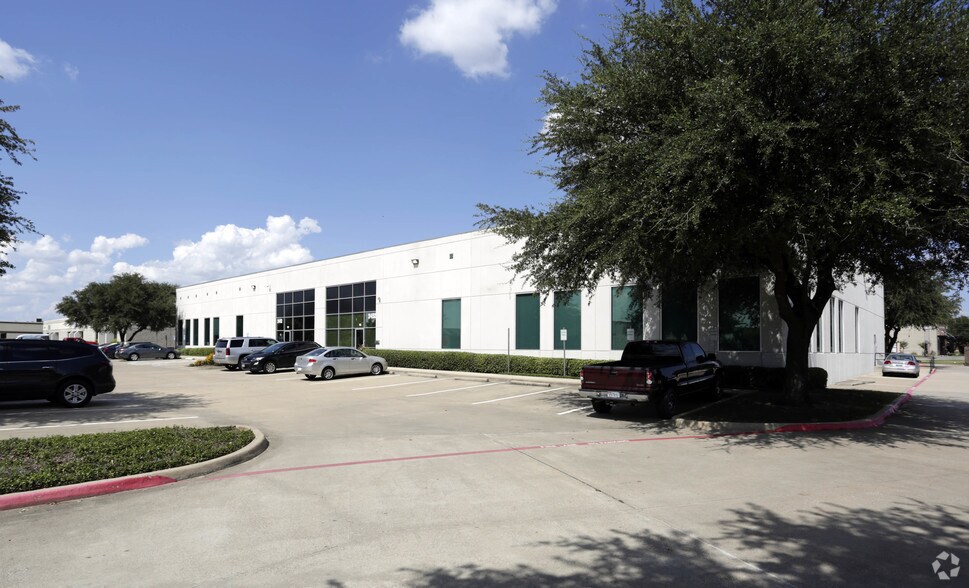 2452 Lacy Ln, Carrollton, TX à louer - Photo du bâtiment - Image 1 de 10