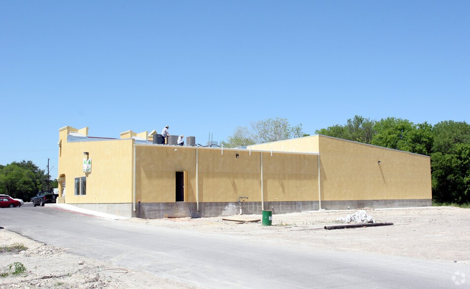 9386 Huebner Rd, San Antonio, TX à vendre - Photo du bâtiment - Image 2 de 6