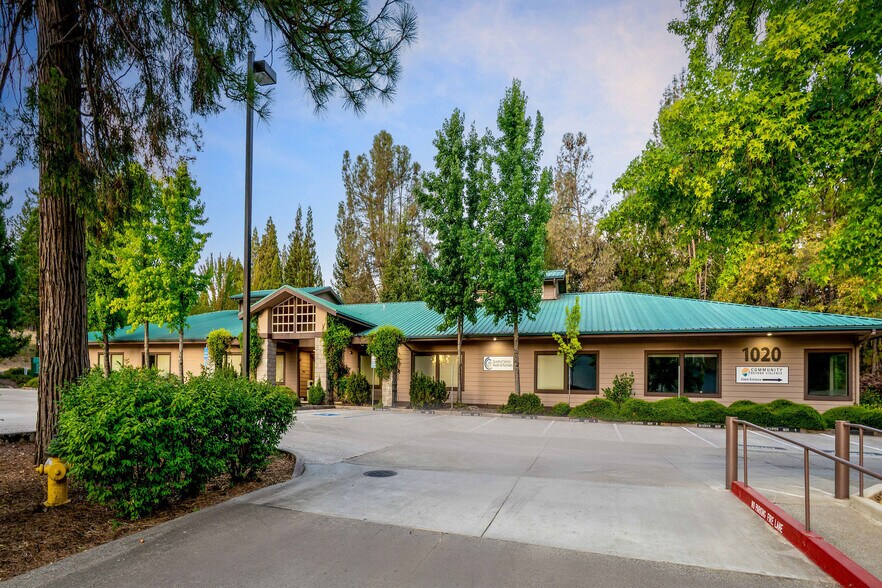944 McCourtney Rd, Grass Valley, CA à louer - Photo du bâtiment - Image 2 de 43