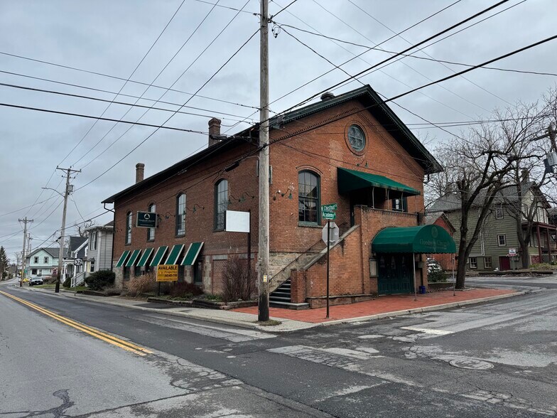 16 N Chestnut St, New Paltz, NY à vendre - Photo du bâtiment - Image 3 de 18