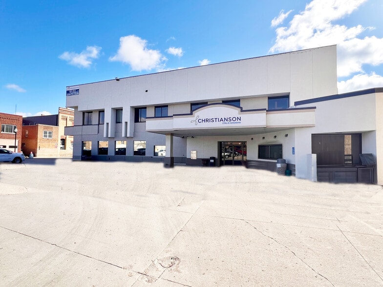 302 5th St SW, Willmar, MN for sale - Building Photo - Image 1 of 18