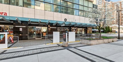 384 Yonge St, Toronto, ON à louer Photo du bâtiment- Image 2 de 10