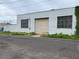 8,400+/- SF Warehouse Bldg - Entrepôt