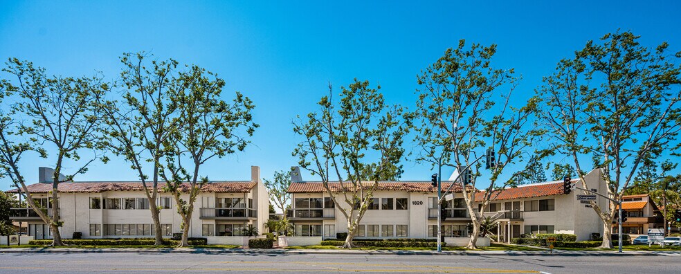 1820 W Orangewood Ave, Orange, CA à louer - Photo du bâtiment - Image 3 de 32