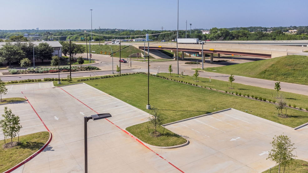 3105 William D Tate Ave, Grapevine, TX for lease - Building Photo - Image 3 of 3