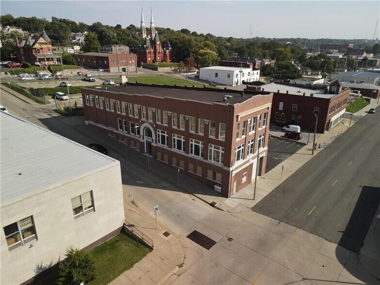 305 S 8th St, Saint Joseph, MO à vendre - Photo du bâtiment - Image 2 de 7