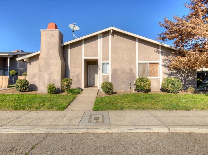 581 W Ashlan Ave, Clovis, CA à vendre - Photo du bâtiment - Image 3 de 7