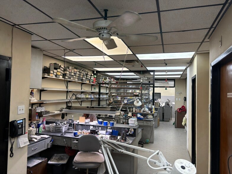 7951 Myrtle Ave, Glendale, NY à vendre - Photo intérieure - Image 2 de 7