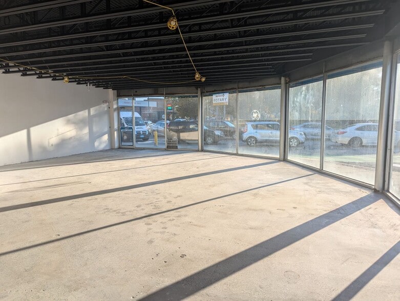 493 Concord Ave, Cambridge, MA for sale - Interior Photo - Image 3 of 12