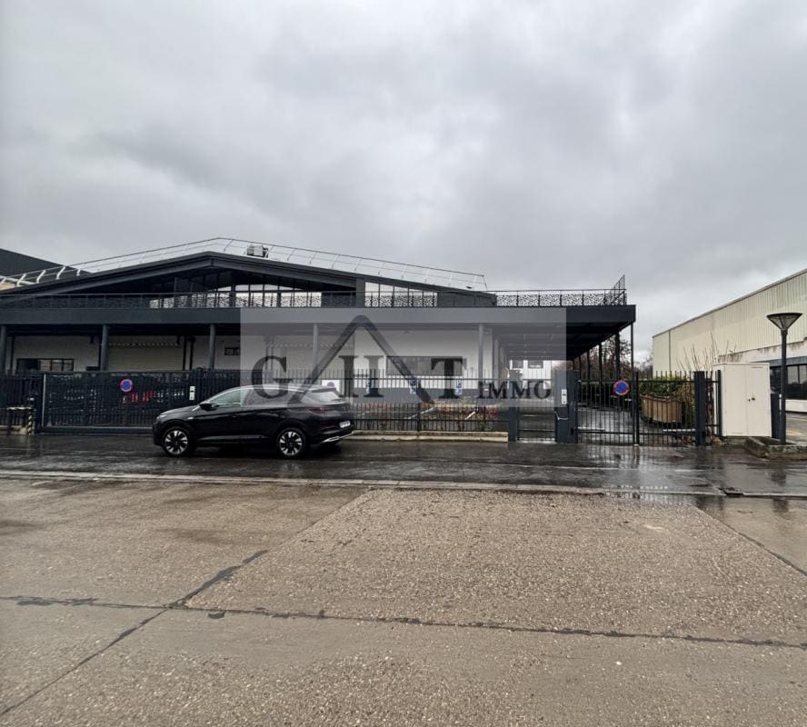 Industrial in Villeneuve-la-Garenne for lease Building Photo- Image 1 of 17
