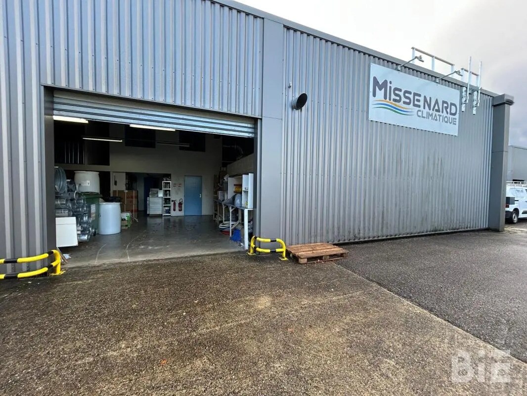 Office in Le Haillan for lease Building Photo- Image 1 of 17