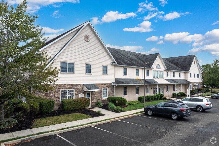 780 Newtown Yardley Rd, Newtown, PA à vendre - Photo du bâtiment - Image 2 de 7
