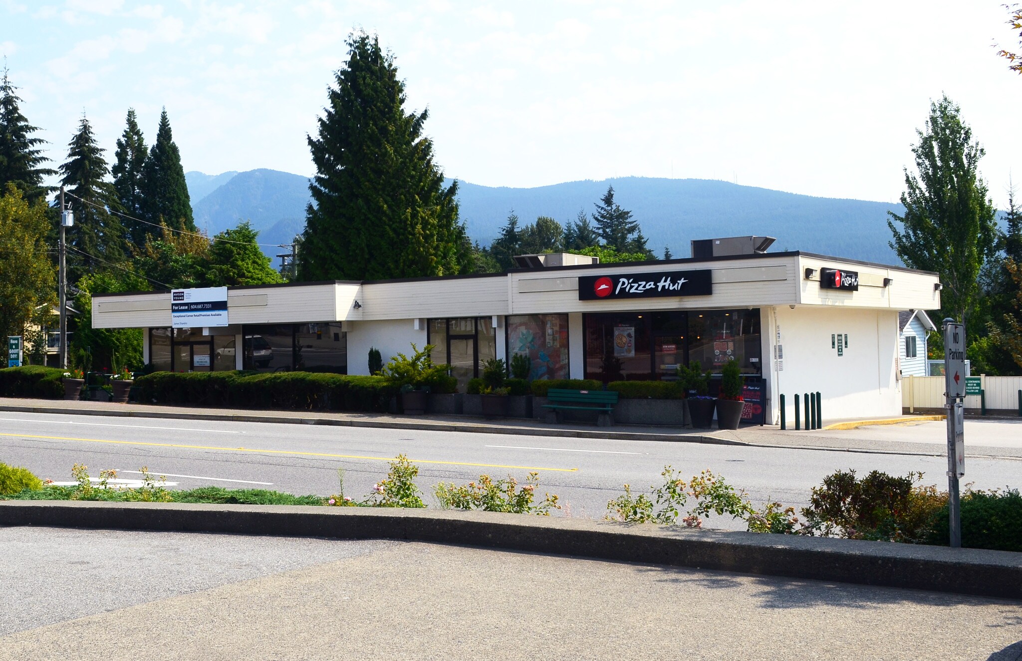 2988-2990 Mountain Hwy, North Vancouver District, BC à vendre Photo du bâtiment- Image 1 de 1