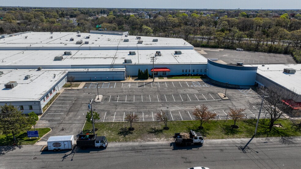120 Adams Blvd, Farmingdale, NY à louer - Photo du bâtiment - Image 1 de 15