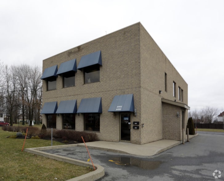 6950-6952 Blvd Grande-Allée, Brossard, QC à louer - Photo du bâtiment - Image 3 de 4