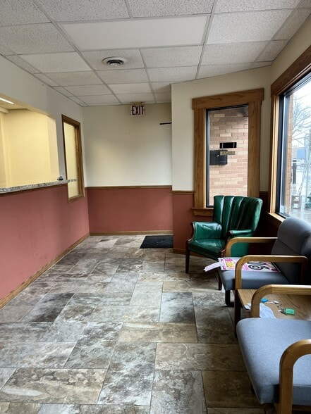 382 Lake St, Antioch, IL for lease - Building Photo - Image 2 of 7