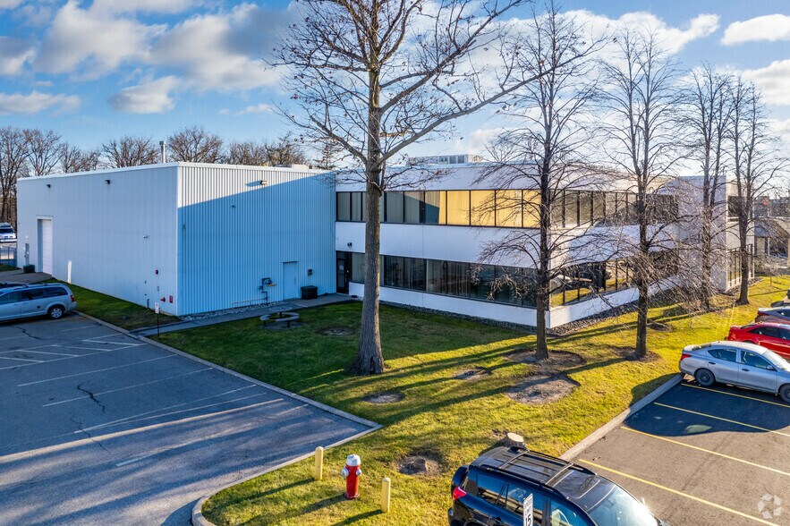 2505 Meadowvale Blvd, Mississauga, ON à louer - Photo du bâtiment - Image 2 de 10