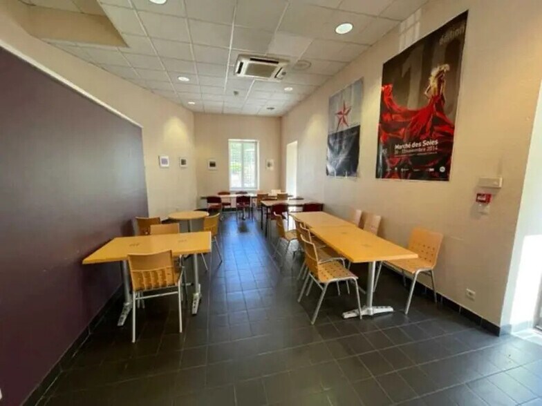 Office in Lyon for lease - Building Photo - Image 2 of 20