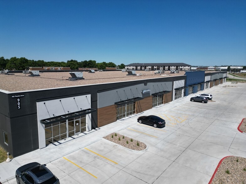 905 Theatre Drive, Hastings, NE for lease - Building Photo - Image 3 of 8