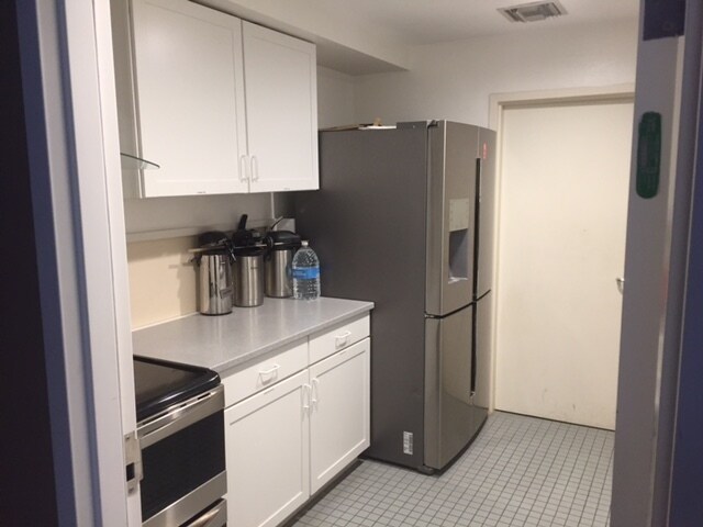 555 E Memory Ln, Santa Ana, CA à louer - Photo du bâtiment - Image 2 de 4