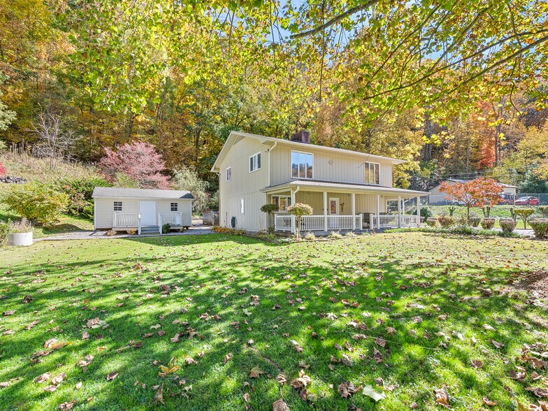 702 Jonathan Creek Rd, Waynesville, NC à vendre - Photo du bâtiment - Image 2 de 23