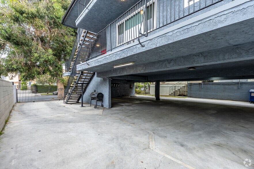 5912 Willoughby Ave, Los Angeles, CA à vendre - Photo du bâtiment - Image 3 de 14