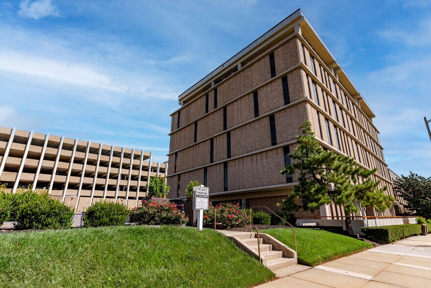 102 W Pennsylvania Ave, Towson, MD à louer - Photo du bâtiment - Image 2 de 6