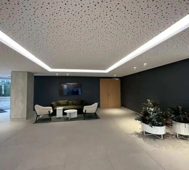 85-93 Rue Des Trois Fontanot, Nanterre à louer - Hall d’entrée - Image 2 de 5